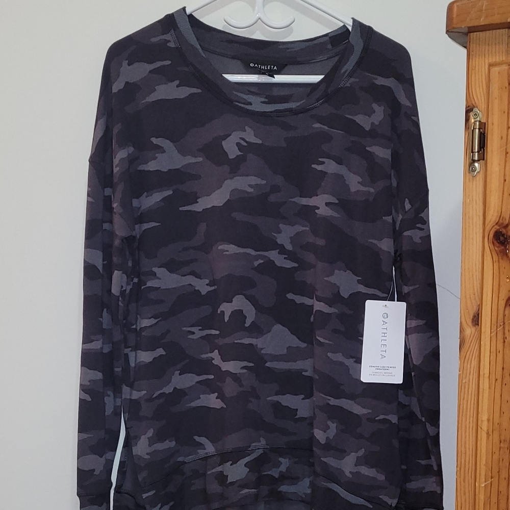 💛NWT! Athleta Long Sleeved Camo top.